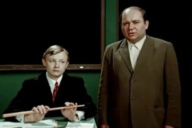 Ученик отвечает на вопрос учителя кадр из фильма &quotБольшая перемена&quot (0+), 1973 год