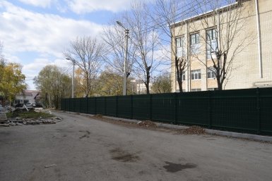 Травмоопасный забор Евгения Микушина, ИА UssurMedia