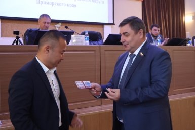 Вручение значков Анна Маринец, ИА UssurMedia
