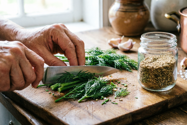 Стебли укропа не выбрасываю - готовлю обалденную приправу: вкусно так, что аж за ушами трещит