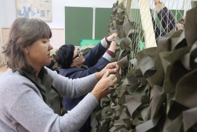 Тепло в каждой ленточке: как создают маскировочные сети для бойцов СВО в Уссурийске
