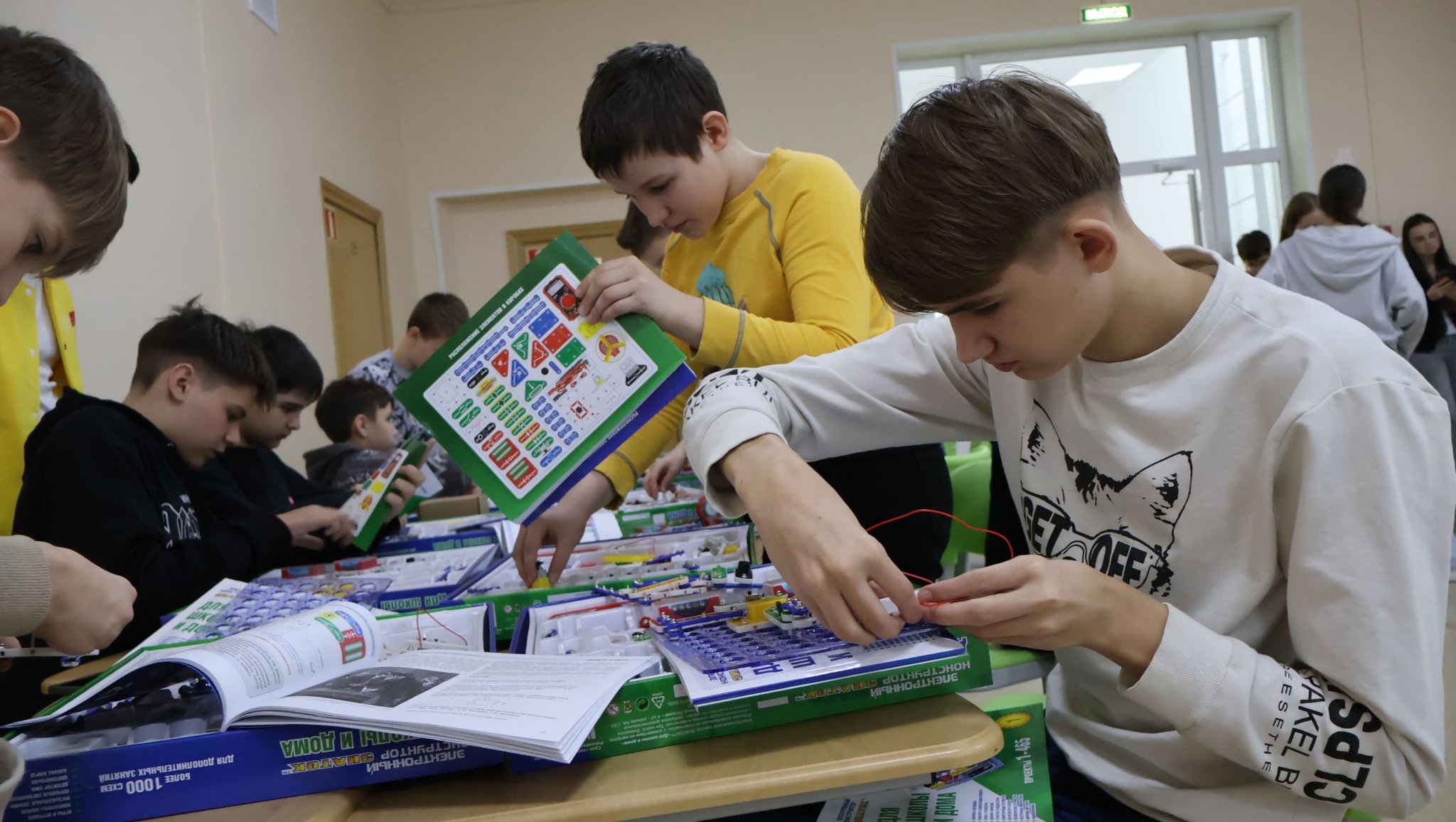 Роботы и лекция ведущего "Очумелых ручек": как начинался Энергетический форум в Уссурийске