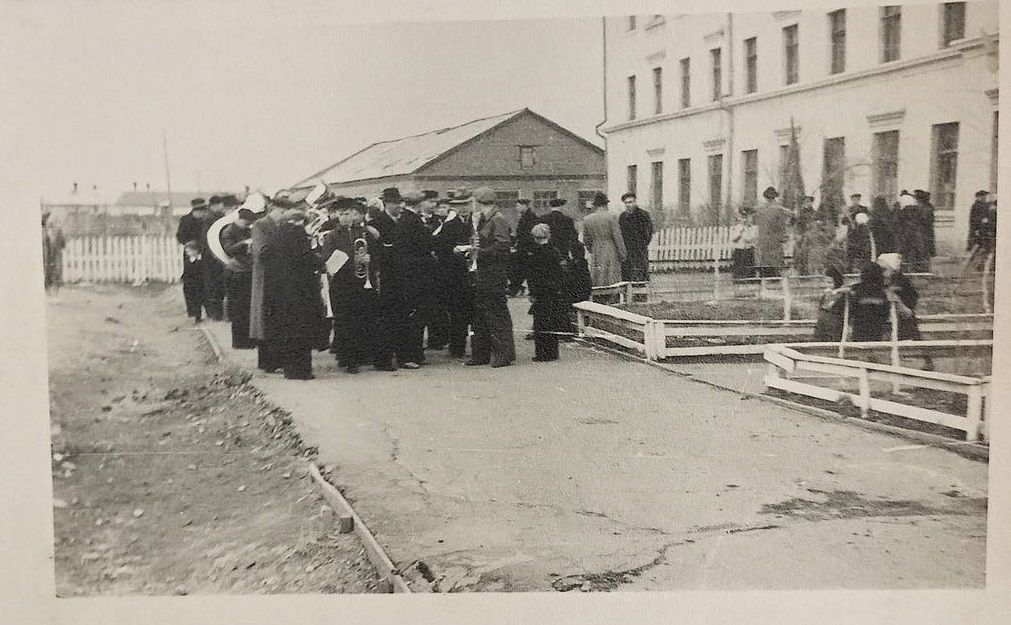 Построение праздничной колонны, в начале колонны духовой оркестр, 1954 год