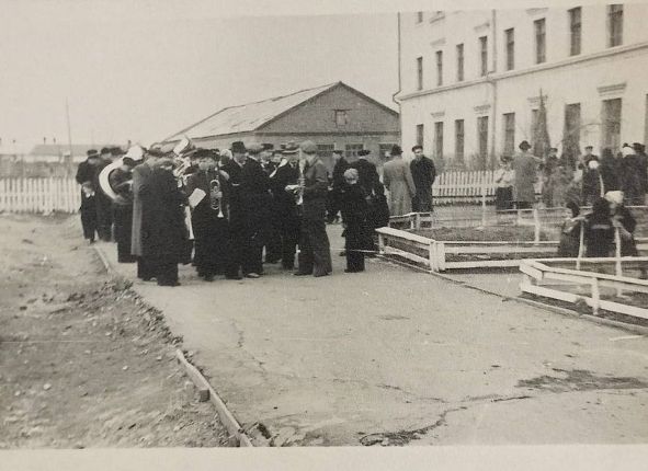 Построение праздничной колонны, в начале колонны духовой оркестр, 1954 год